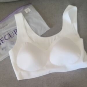 Everyday Seamless White Wireless Bra with Molded Cups